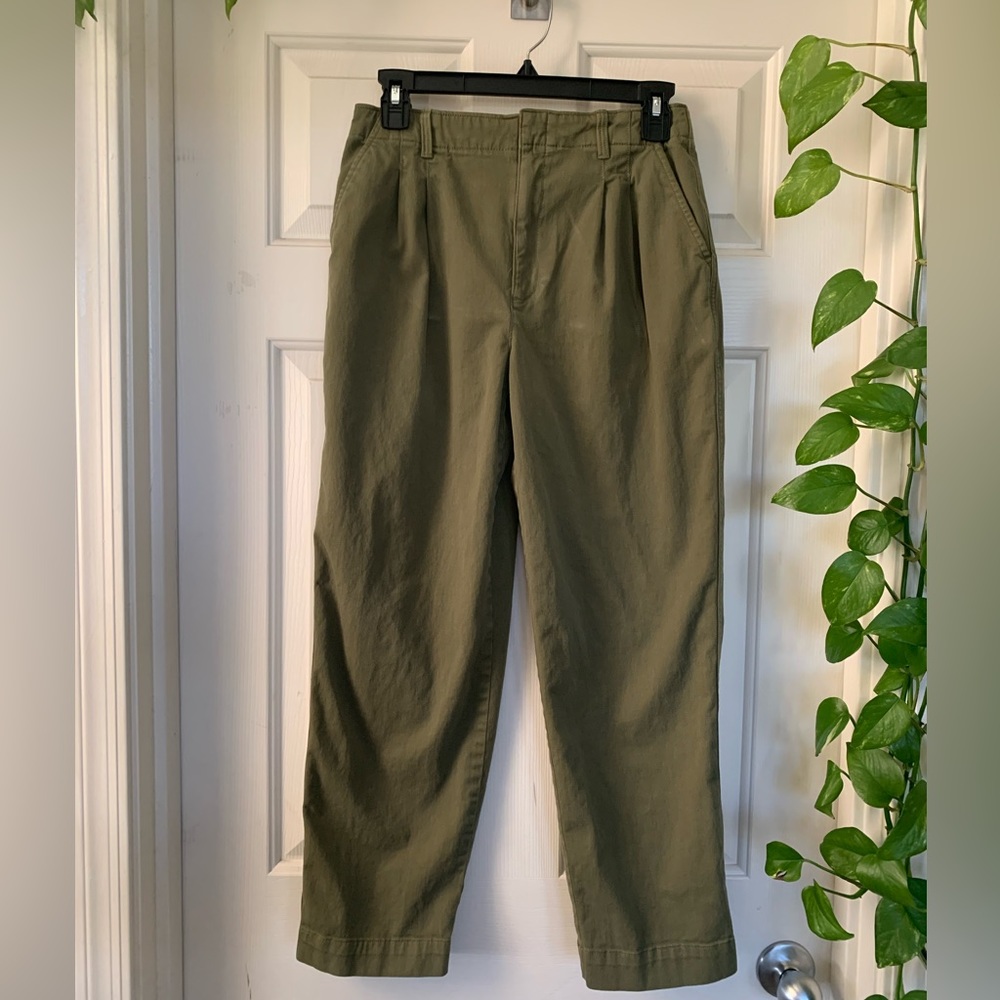 Gap Teen Girls 14-16 olive green pleated baggy khakis